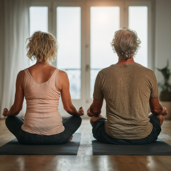 Tapasztalt jógaoktató szeniorral dolgozik